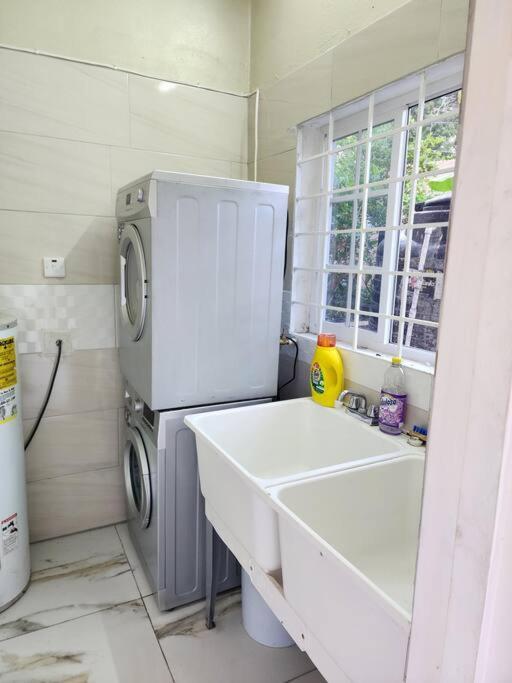 Spacious Luxury 3 Bed Rooms In Kingston Luaran gambar